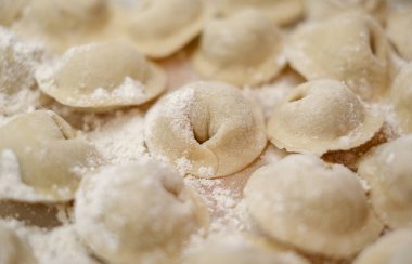 Masada un olan bir yığın hamur köftesi..