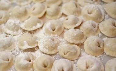 Masada un olan bir yığın hamur köftesi..