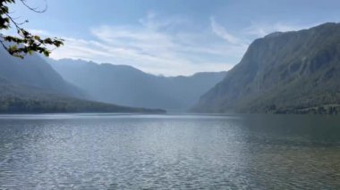 Slovenya 'da güneşli bir günde Bohinj Gölü' nün güzel manzarası. Yüksek kalite 4k görüntü