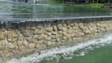 Yazın şehir çeşmesine yakın çekim. Eğlence ve eğlence konsepti. Yüksek kalite 4k görüntü