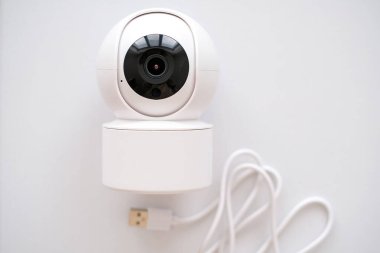 Beyaz arkaplanda beyaz bir kamera.