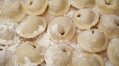 Masada un olan bir yığın hamur köftesi..