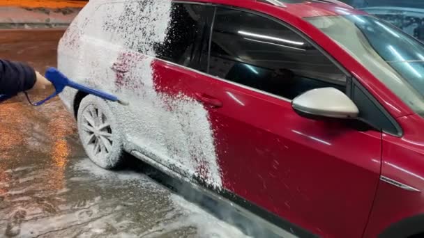 Uma Pessoa Pulverizar Carro Com Espuma Imagens Alta Qualidade — Vídeo de Stock