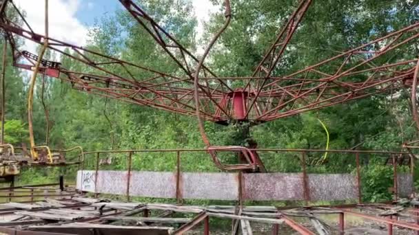 Escena Espeluznante Parque Atracciones Abandonado Carrusel Oxidado Superado Por Naturaleza — Vídeo de stock