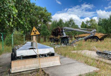Sarı radyoaktif uyarı işareti. Radyasyon.