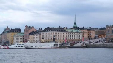 Stockholm şehri, suların yüzeyi, modern bir metropolün güzelliği. Yüksek kalite 4k görüntü