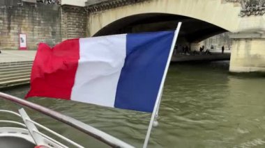 Bir Fransız bayrağı dalgalanmakta denizde bir teknede.