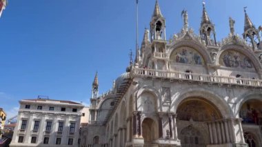 Saat kulesi ve çanı olan büyük beyaz bir bina. Bina bir avlu ile çevrilidir..