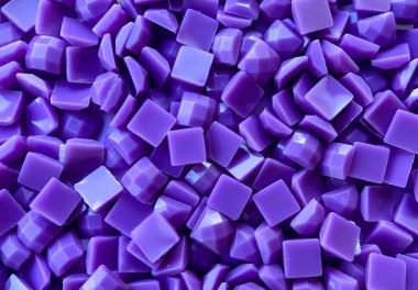 Küçük mor elmas resim matkapları DIY el sanatları için kullanılır. Parlak plastik kare boncuklar sanat, el işi ve mozaik dekorasyon için ideal bir model oluşturuyor..