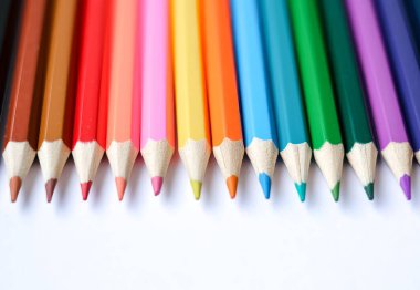 Beyaz arka planda bir sıra renkli kalem dizilmiştir. Kalemler kırmızı, mavi, yeşil ve sarı olmak üzere çeşitli renklerdedir. Yaratıcılık ve sanatsal ifade kavramı