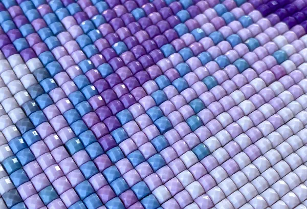 Yakından, renkli desenli kare elmas işlemeli parlak.