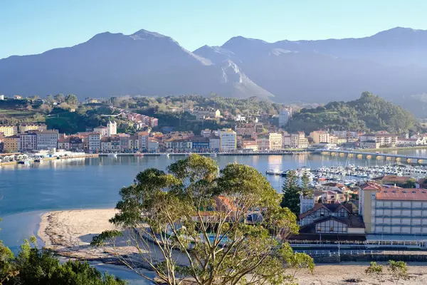 Sahil kasabasının güzel panoramik manzarası berrak mavi bir gökyüzünün altında sakin bir su kütlesi ile görkemli dağlar arasına yerleşmiş. Ribadesella, Asturias. Kasaba geleneksel ve geleneksel bir karışıma sahip.