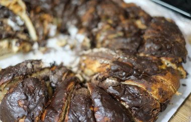 Yeni pişmiş çikolatalı babka 'nın kırsal ve iştah açıcı yakın çekimi ya da katmanlarında zengin koyu çikolatalar olan benzer bir örgü pasta. Görüntü ev yapımı rahatlığı çağrıştırıyor.