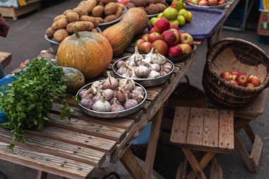 Markette sebze tezgahı. Sokak pazarında mevsimlik mal ticareti.