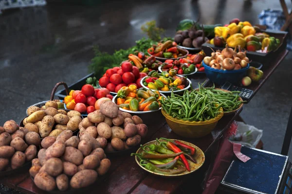 길거리 시장에서 야채를 카운터에 길거리 시장에서 아스파라거스 — 스톡 사진