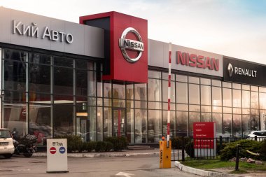 Kyiv, Ukrayna: 12 Nisan 2021: Nisson araba galerisi yeni araba satıyor. Nissan Motor Co., genellikle Nissan olarak kısaltılır, Japon çok uluslu otomobil üreticisi..