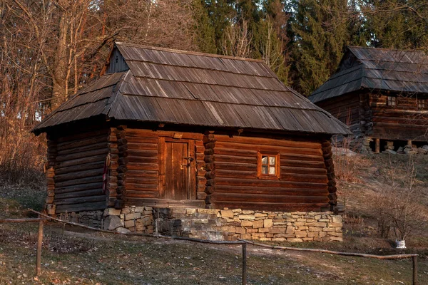 乌克兰Pirogov博物馆的老式传统木制房子 原木舱 — 图库照片