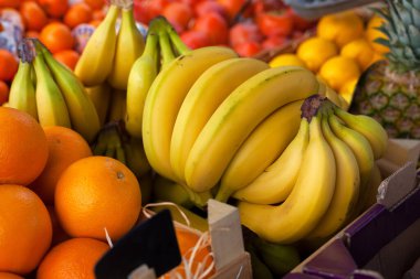 Yiyecek pazarının tezgahında muz ya da meyve ve sebze fuarı.