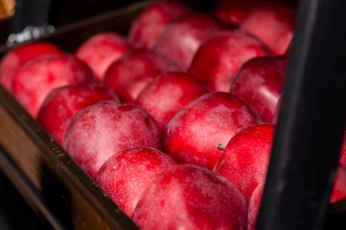 Bir mağazanın veya marketin vitrininde kırmızı elmalar.