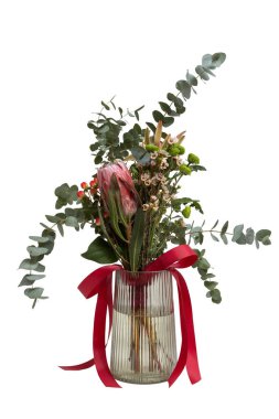 Yakından bir buket çiçek, beyaz bir arka planda izole edilmiş.