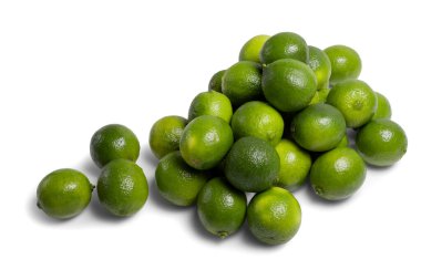 Beyaz arka planda olgun yeşil limonlar. Reklam, ambalaj tasarımı ve yiyecek içeriği için izole edilmiş görüntü. beyaz arkaplanda izole. 