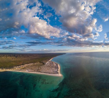 Batı Avustralya, Exmouth 'un insansız hava aracı fotoğrafçılığı. Güzel pelerin milli parkı çarpıcı mavi okyanus manzaraları gösteriyor.