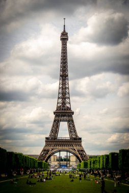 Paris Eyfel Kulesi ve Fransa 'daki Champ de Mars. Eyfel Kulesi, Paris 'in en ikonik simgelerinden biridir. Champ de Mars, Paris 'te büyük bir parktır.