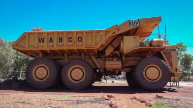 Açık maden endüstrisi, kömür antrasit için büyük sarı maden kamyonu.