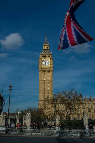 Die Flagge Der Union Weht Vor Dem Uhrturm Des Palace — Stockfoto