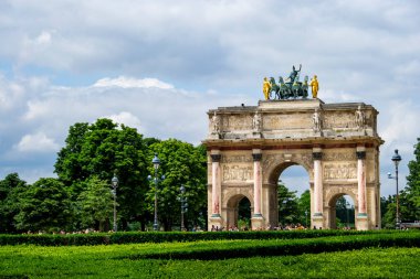 Louvre civarında - Zafer Takı du Atlıkarınca