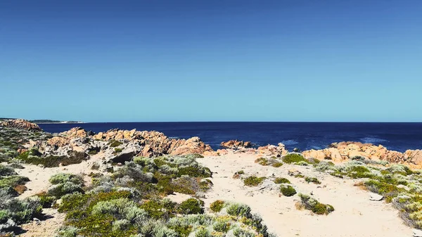 风景名胜尽收眼底的悬崖海岸和电缆海滩在 Torndirrup 国家公园 奥尔巴尼 西澳大利亚 野生的南部海洋 蓝蓝的天空 复制空间 — 图库照片