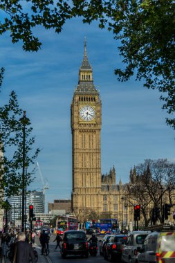 Saat kulesinin önünde dalgalanan Birlik Bayrağı, Westminster Sarayı 'ndan Big Ben olarak da bilinir.
