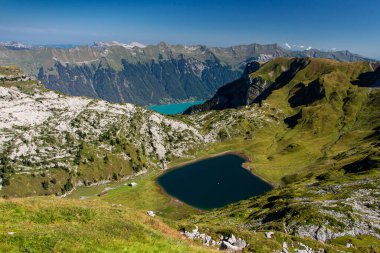 İsviçre 'de yürüyüş, Interlaken, Jungfrau bölgesi. Jungfrau ve Eiger tepeli güzel bir dağ manzarası.