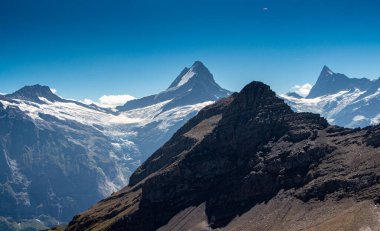 İsviçre 'de yürüyüş, Interlaken, Jungfrau bölgesi. Jungfrau ve Eiger zirvesi eşgali 104 /