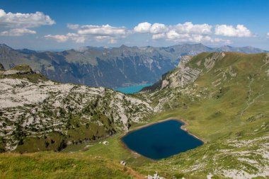 İsviçre 'de yürüyüş, Interlaken, Jungfrau bölgesi. Jungfrau ve Eiger tepeli güzel bir dağ manzarası.