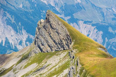 İsviçre 'de yürüyüş, Interlaken, Jungfrau bölgesi. Jungfrau ve Eiger tepeli güzel bir dağ manzarası.