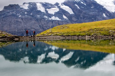 Jungfrau bölgesinde yürüyüş, Grauseeli döngüsü, İsviçre dağları. Grauseeli ayna gölü