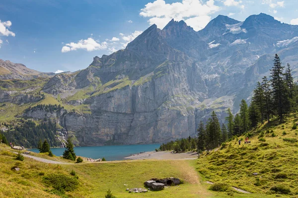 Kandersteg 'deki Oeschinen Gölü (Oeschinensee), UNESCO Dünya Mirası Alanının bir parçası olan Bernese Oberland, İsviçre