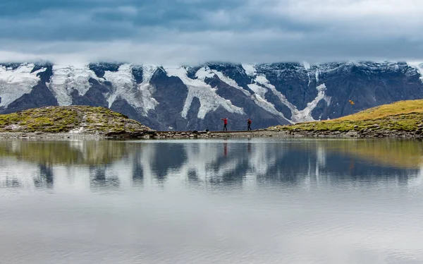 Πεζοπορία Στην Περιοχή Jungfrau Grauseeli Βρόχο Ελβετικά Βουνά Grauseeli Καθρέφτη — Φωτογραφία Αρχείου