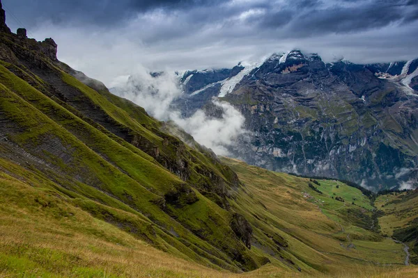 Montañas Brumosas Cubiertas Nubes Suiza Senderismo Schilthorn — Foto de Stock