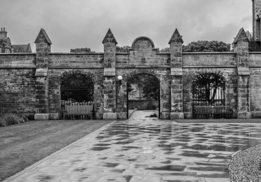 İskoçya 'daki St Andrews Üniversitesi' nin kapısı, siyah beyaz fotoğraf