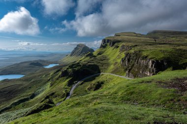 Skye Adası 'ndaki Quiraing' de dolambaçlı yol.