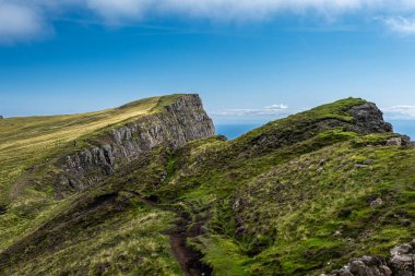 Genç adam kayalıklarda geziyor Quiraing dağlarının tadını çıkarıyor, Skye Adası 'nın.