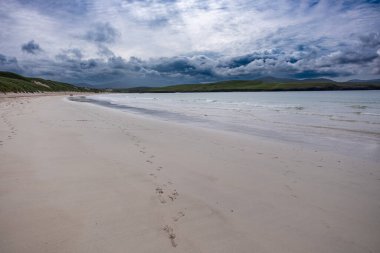 Balnakeil Sahili, Durness, Sutherland, Kuzey Batı İskoçya 'da yürüyen insanlar, güzel beyaz kumlu plajlar