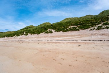 Balnakeil Sahili, Durness, Sutherland, Kuzey Batı İskoçya 'da yürüyen insanlar, güzel beyaz kumlu plajlar