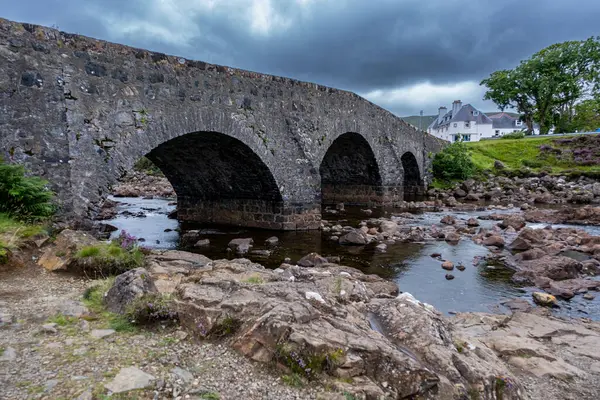 Alte Steinbrücke Über Den Fluss Sligachan Isle Skye lizenzfreie Stockbilder