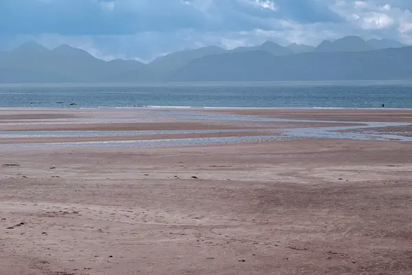 Roter Sandstrand Bei Ebbe Applecross Bay Menschen Gehen Schwimmen Einem Stockfoto