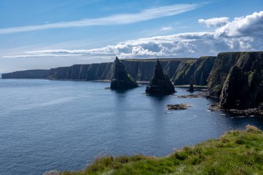Ducansby 'deki kayalıklar ve deniz yığınları İskoçya' daki John O 'Groats kasabasının yakınlarında.,