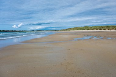 Dunnet Sahili 'nde Midsand Doğa Koruma Alanı' nın yanığı. Güzel beyaz kumsal, Kuzey İskoçya