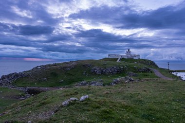 İskoçya 'nın kuzey kıyısındaki Strathy Point Deniz Feneri, NC 500 boyunca sürüyor.